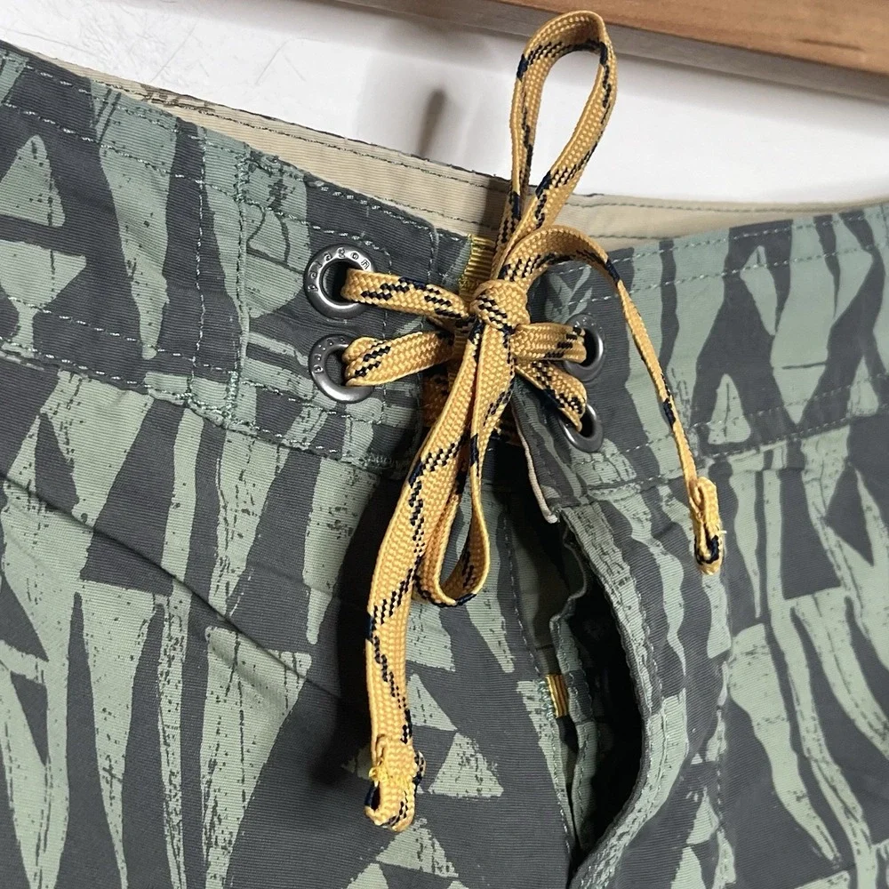 Patagonia Wavefarer Board Shorts Mens 32 Green Tiki Geometric Print Unlined